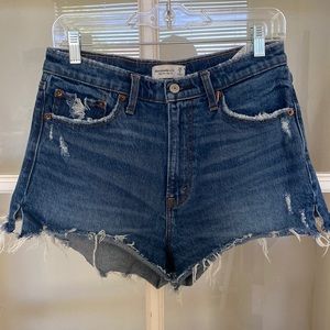 ABERCROMBIE & FITCH Hight Rise Mom Shorts. Medium wash.